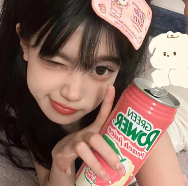 玻璃橱窗中的姑娘海报